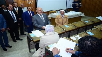 جولة تفقدية لرئيس جامعة سوهاج داخل لجان امتحانات كلية الدراسات العليا في عامها الأول