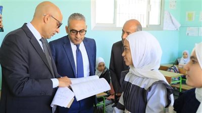 وزير التربية والتعليم يبحث تطبيق الحد الأدنى للأجور 7000 جنيه فى المدارس الخاصة والدولية 