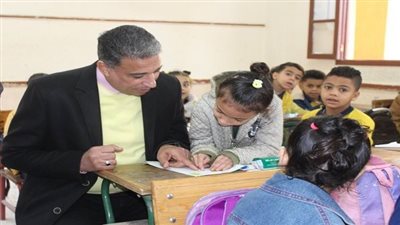 مدير تعليم الجيزة يتابع الانضباط المدرسي ويصدر قرارات حاسمة خلال جولة تفقدية