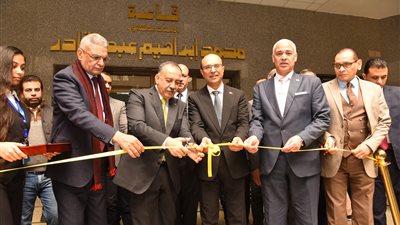 المنشاوي والمحافظ يفتتحان معرض مشروعات «Capstone» لطلاب البكالوريوس «STEM»