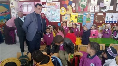 مدير تعليم سوهاج يتابع انتظام الدراسة ويطلق مبادرة لتنمية مهارات القراءة والكتابة