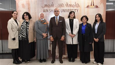 رئيس جامعة عين شمس يكرم الطلاب الحاصلين على المركز الأول بمسابقة أكسفورد للمحاكمة الصورية