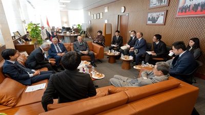 السفير الياباني يزور الجامعة المصرية اليابانية لتعزيز التعاون الأكاديمي والبحثي