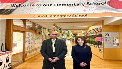 وزير التربية والتعليم يستكشف التجربة اليابانية في أساليب التدريس بمدرسة تشو الابتدائية