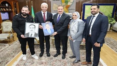طالب في جامعة المنوفية يهدي المحافظ بورتريه تقديرًا لدعمه المجتمعي