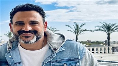 أكرم حسني: مخرج مسلسل الكابتن له عادات غريبة..أصعب قرار الأعتذار لـ عادل إمام 