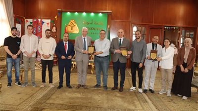 رئيس جامعة المنوفية يكرم فريق كلية الهندسة MRT الفائز بمسابقة شل إيكو