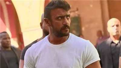 أحمد العوضي يغادر إمبابة تحت حماية الشرطة بعد اشتباكات بين الجمهور