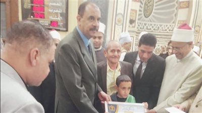 محافظ سوهاج يكرم أصغر خاتم للقرآن الكريم في مسابقة مديرية الأوقاف بالمحافظة