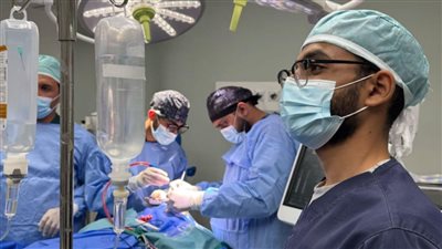 مستشفى الطوارئ بسوهاج تنجح في إنقاذ شاب سقط من قمة جبل بارتفاع 400 متر