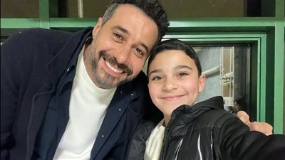 رسائل حب متبادلة بين أحمد السعدني والطفل علي البيلي على مواقع التواصل 