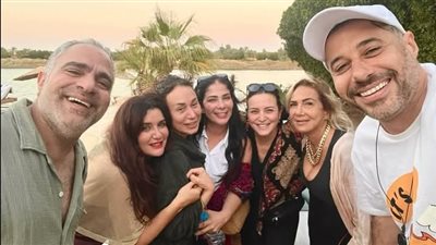 منى زكي تتصدر التريند بعد صورة مع غادة عادل وأحمد السعدني 