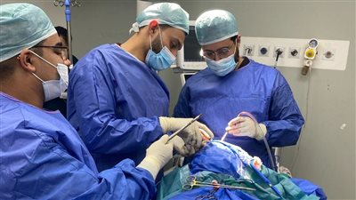 مستشفى سوهاج الجامعي تنقذ سيدة مصابة بضربة بالفأس في عملية معقدة