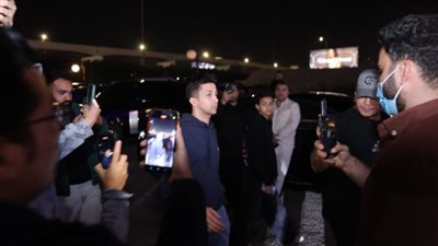 هشام جمال في عزاء الفنان سليمان عيد.. بعد أيام من عقد قرانه