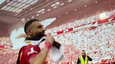 رفعه محمد صلاح..علم مصر يرفرف فى إحتفال ليفربول ببطولة الدوري الإنجليزى.. صور