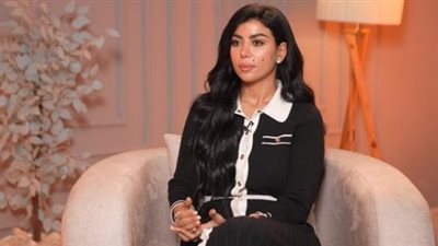 كارولين عزمي: غير راضية عن ملابسي وأسعى للتغيير 