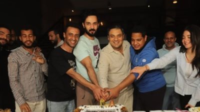 أبطال فيلم اتجاه واحد يحتفلون بانتهاء التصوير.. والعرض قريبا