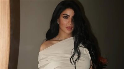 كارولين عزمي تخطف الأنظار بإطلالة بيضاء رقيقة وتكشف أسرارا من حياتها العاطفية