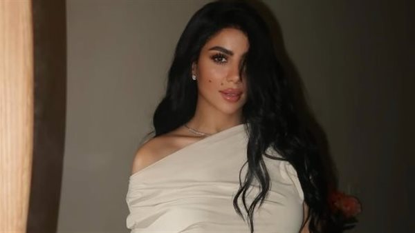 كارولين عزمي 