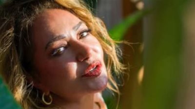 زهور الربيع تُعيد شباب ليلى علوي في جلسة تصوير جديدة (صور)