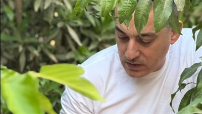 محمد دياب يشارك الجمهور صوره في مزارع الخوخ..(فيديو) 