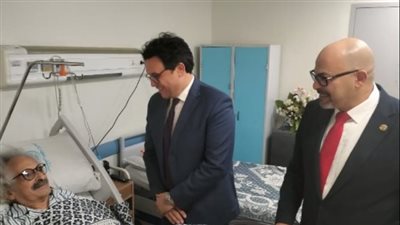 وزير الثقافة يزور الأديب صنع الله إبراهيم للاطمئنان على صحته بعد الجراحة