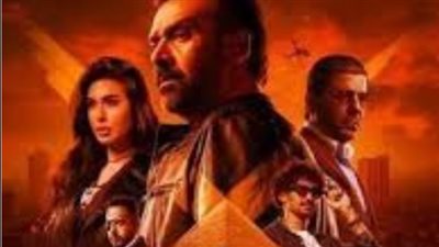 كريم عبد العزيز يحتفل مع فريق عمل 