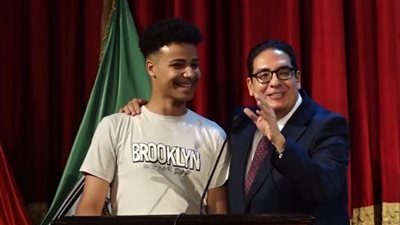 رئيس جامعة القاهرة يكرم الفائزين في مهرجان الجامعة للعروض المسرحية الطويلة و