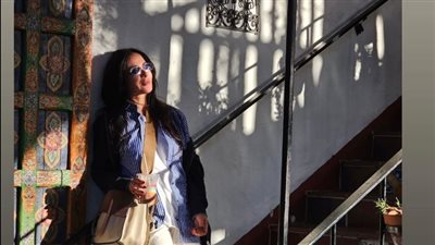 منى زكي تتألق بإطلالة صباحية كاجوال في أحدث ظهور لها