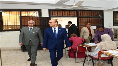 رئيس جامعة أسيوط يتابع امتحانات الفصل الدراسي الثاني لكليتي الحقوق والفنون