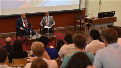 تعاون أكاديمي بين الجامعة الأمريكية وهارفارد لإعداد قادة الأعمال العالميين