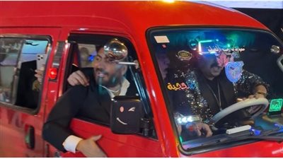 العرض الخاص لفيلم ريستارت: تامر حسني يخطف الأنظار على السجادة الحمراء بسيارته 