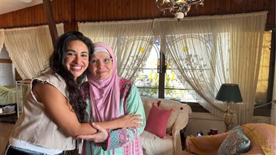 آية سماحة تزور مشيرة إسماعيل لتقديم اعتذار رسمي بعد أزمة العيادة البيطرية