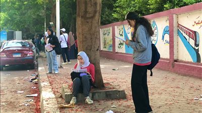 طلاب الإعدادية بالقاهرة يتوافدون على لجان امتحانى العلوم والتربية الفنية