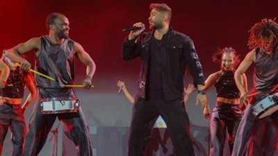 تامر حسني يشعل حفل الجامعة البريطانية في الذكرى العشرين لتأسيسها