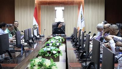 رئيس جامعة الأقصر تناقش إزالة معوقات تنفيذ مشروعات الإنشاء والتطوير