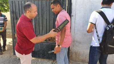 تفتيش طلاب الثانوية العامة بالعصا الإلكترونية قبل دخول اللجان