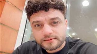 نجوم الفن يصلون الى سمنود لـ تشييع جثمان الفنان أحمد عامر.. الليثي وكاريكا وبيكا في المقدمة