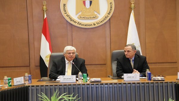 د.عاشور خلال جتماع