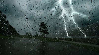  الأرصاد تكشف عن تغيرات مفاجئة في الطقس.. أمطار رعدية ورياح مثيرة للأتربة 