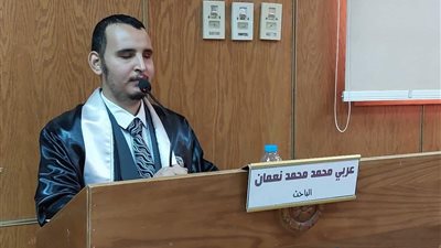 بالبصيرة والإرادة..عربي نعمان أول معيد كفيف بجامعة سوهاج ينال الماجستير بتقدير ممتاز
