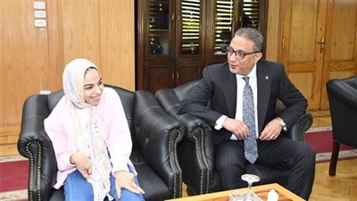 محافظ الفيوم يُكرِّم طالبة متفوقة بالثانوية العامة من ذوي الهمم