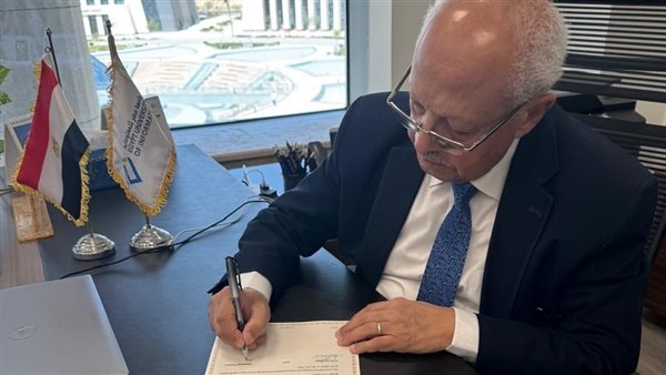 جانب من التوقيع 