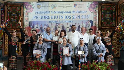 جامعة سيناء تتألق عالميًا.. منتخب الفنون الشعبية يحصد الجائزة الذهبية في مهرجان 