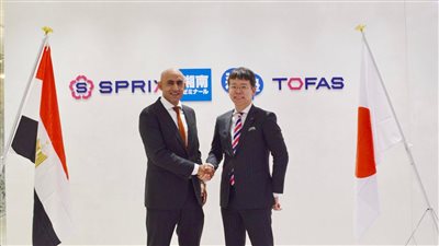 وزير التربية والتعليم يتسلم النسخة الأولى من كتاب الرياضيات المطور للصف الأول الابتدائي