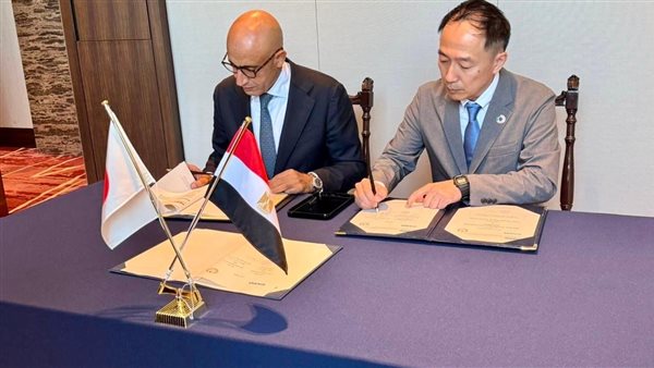 جانب من التوقيع 