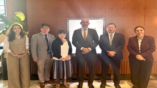 عبداللطيف يبحث مع