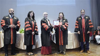 	جامعة عين شمس تحتفل بتخريج الدفعة الأولى من برنامج فارم دي كلينيكال بنظام الساعات المعتمدة