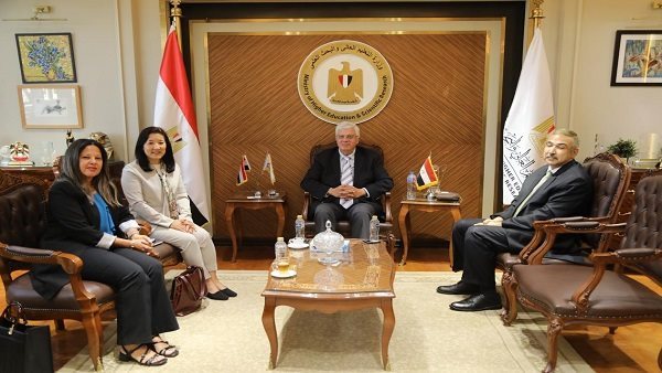 د.عاشور يستعرض مع