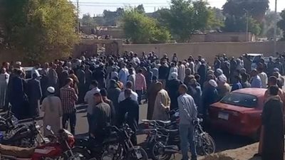 تشييع جثمان مدير مدرسة توفي بأزمة قلبية أثناء عمله بقنا.. بعد سقوطه 